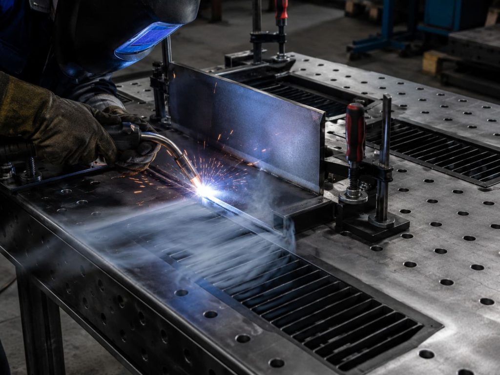 Сварочный стол с вытяжкой и струбцинами